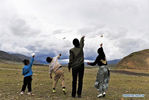 Female Pilot from Impoverished Family Flies Helicopter in China's Tibet
