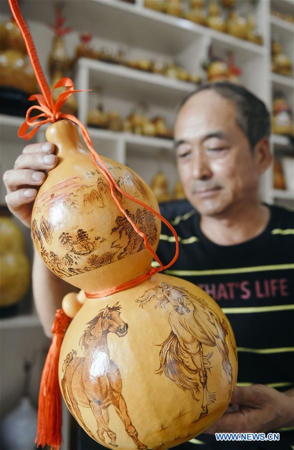 Pic story: self-taught craftsman makes over 1,000 gourd pyrography handicrafts CHINA-JILIN-CHANGCHUN-GOURD-PYROGRAPHY (CN)