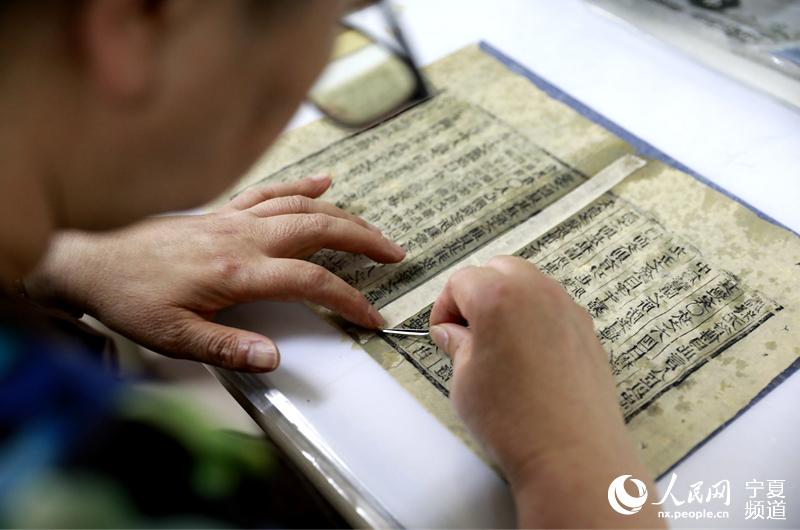Ancient books restorer committed to protecting treasures of civilization