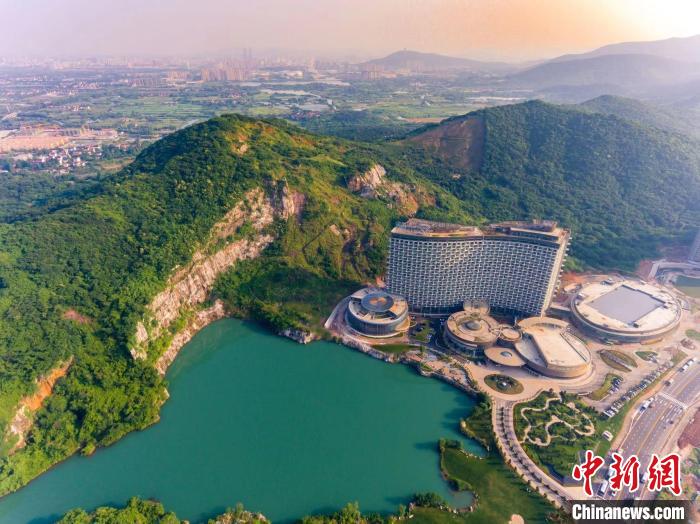 俯瞰太湖龙之梦内的矿坑湖 长兴县宣传部供图