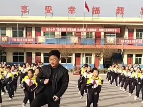 "传说中别人家的校长"张鹏飞