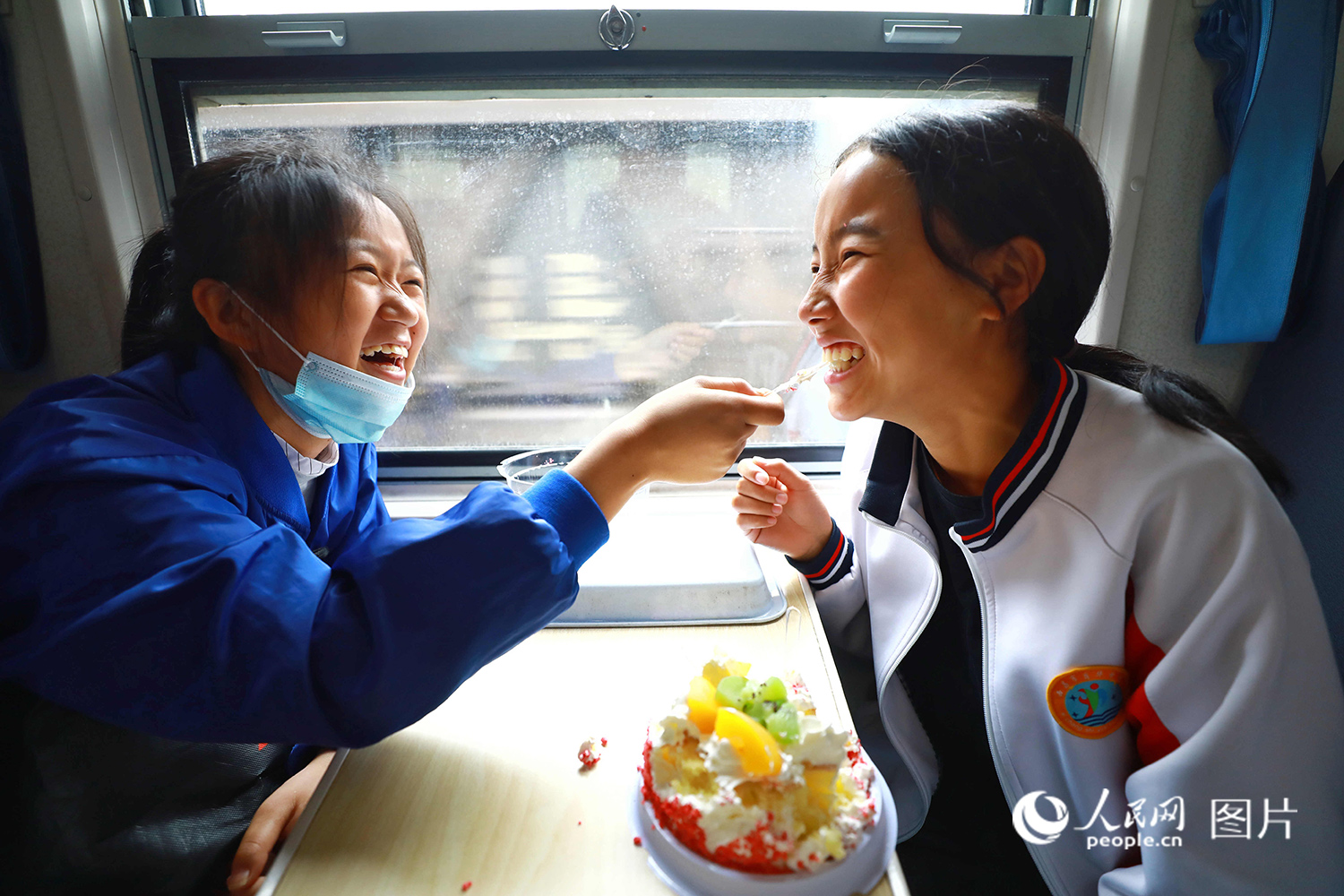 ‘Little slow trains’ in SW China’s Sichuan turned into school buses for Yi children