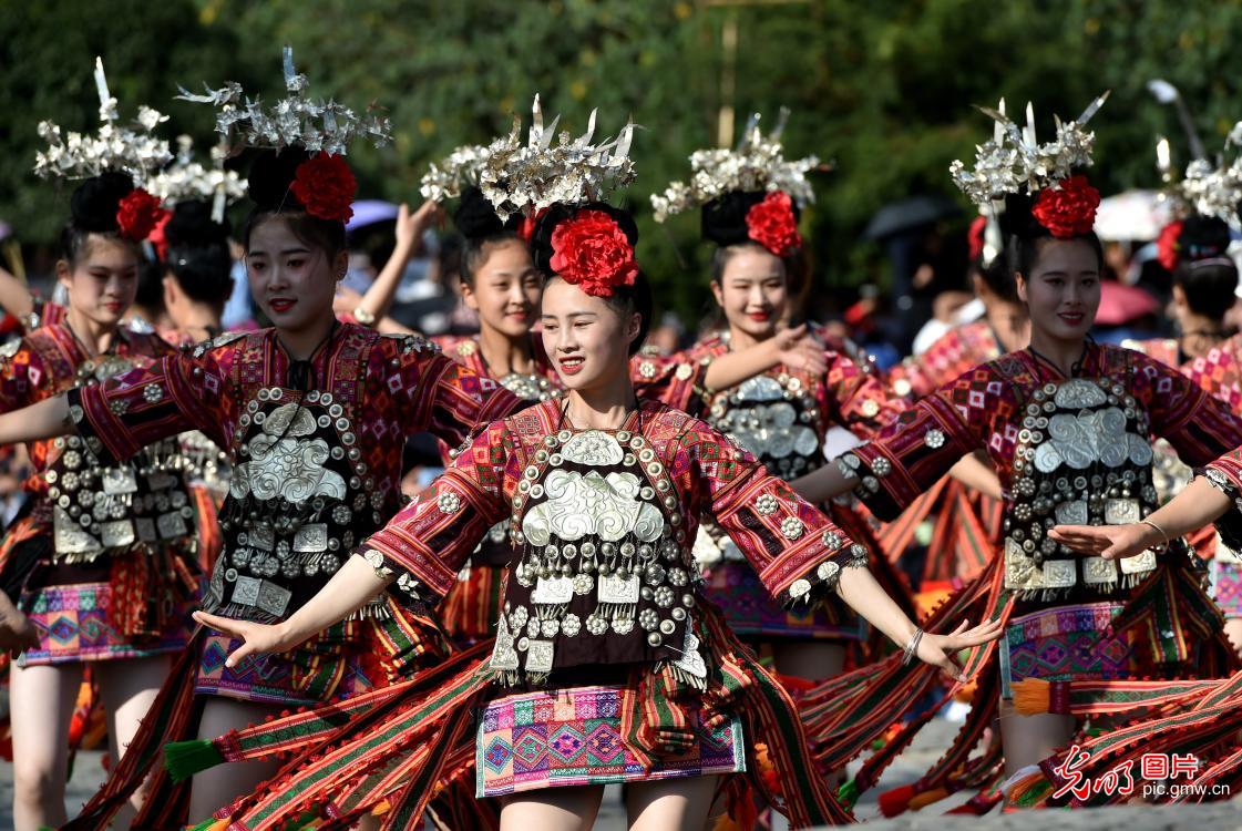 贵州雷山:苗族同胞盛装巡游庆苗年