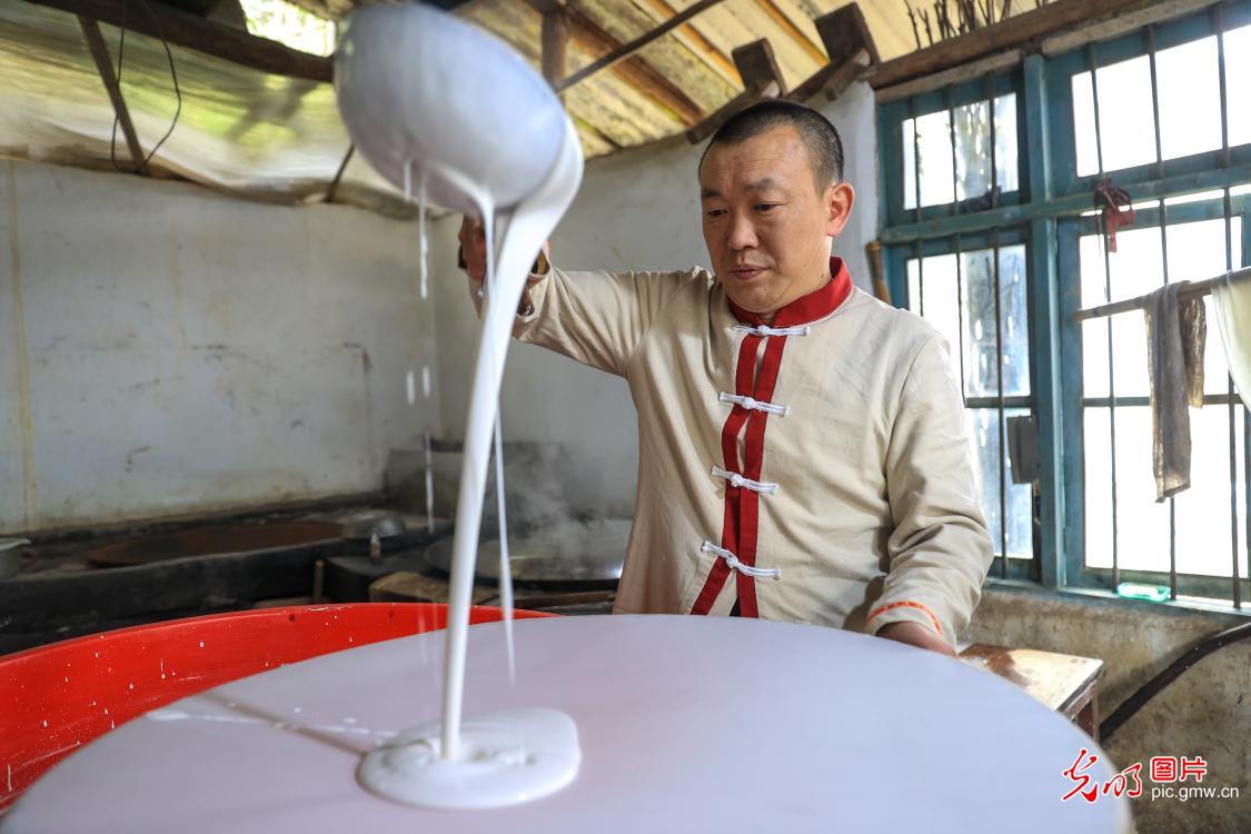 Gelao traditional handmade rice noodles in SW China's Guizhou Province Gelao traditional handmade rice noodles in SW China's Guizhou Province