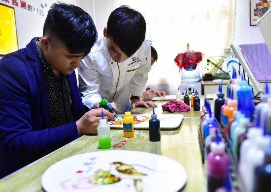 在阿峰果酱艺术工作室，刘旭峰（右）教学员画果酱画（4月28日摄）。