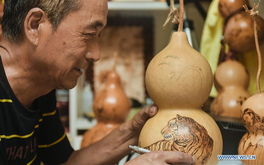 Pic story: self-taught craftsman makes over 1,000 gourd pyrography handicrafts CHINA-JILIN-CHANGCHUN-GOURD-PYROGRAPHY (CN)