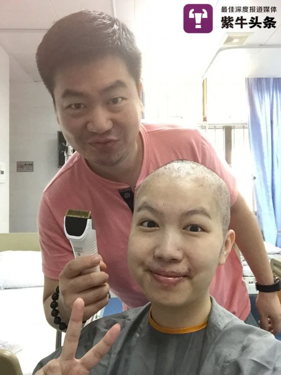 泪目丈夫帮癌症妻子剃头后把自己头发剃光
