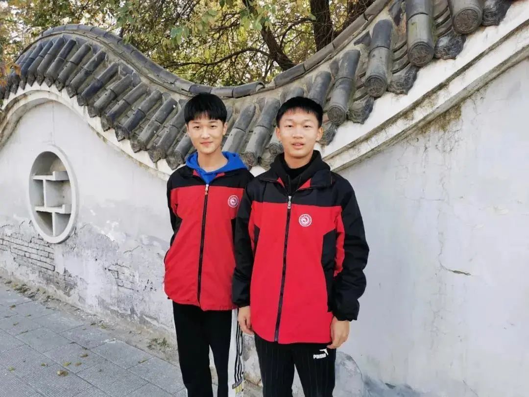 这俩高中生,好样的!-中国好故事