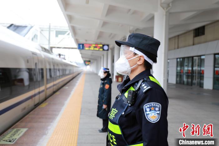 抗疫一线铁路夫妻近在咫尺难相见以别样方式纪念结婚纪念日