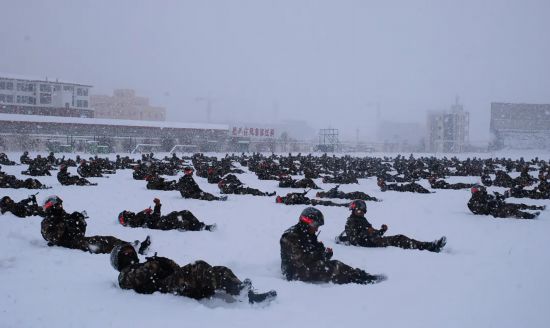 边防连官兵进行抗寒训练第78集团军某合成旅步兵连官兵在冰雪覆盖的