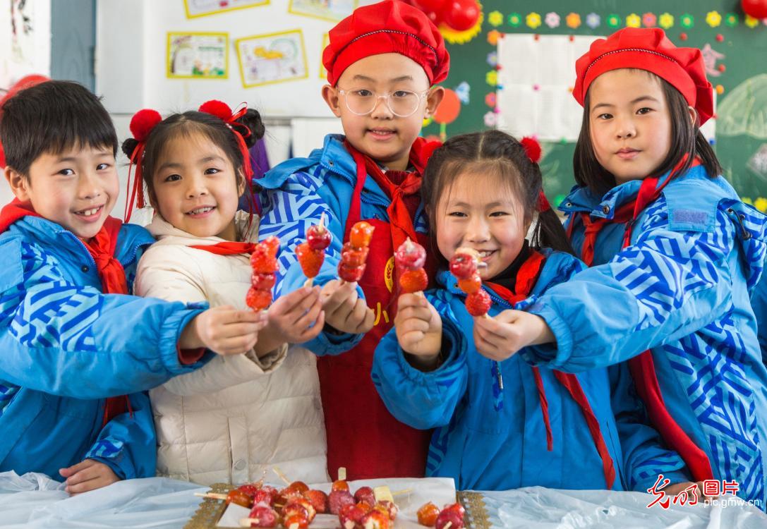 Sugar coated haws sweeten winter days in SE China's Zhejiang